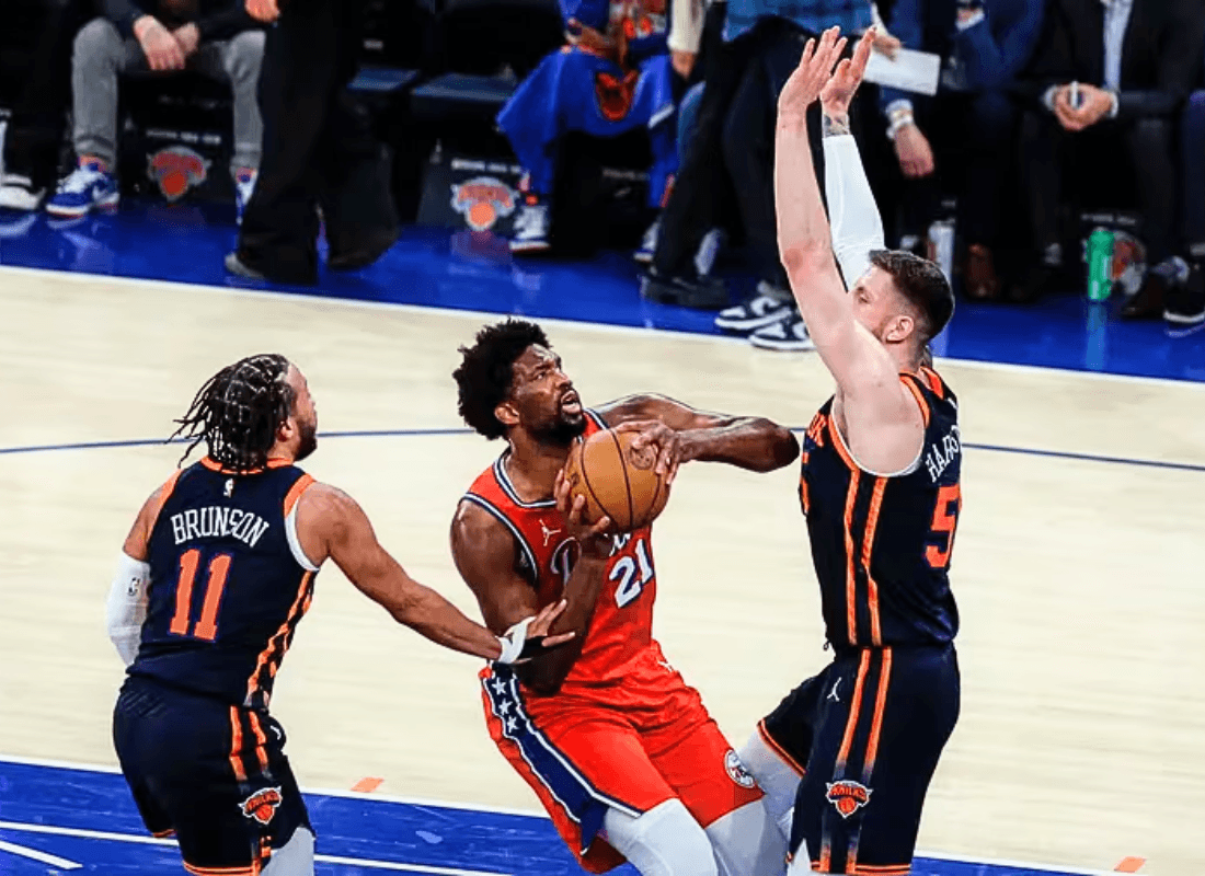 Photo of Joel Embiid agaist Jalen Brunson in the match New York vs Philadelphia 76ers.