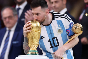 Photo of Messi in Qatar world cup 2022 trophy win.