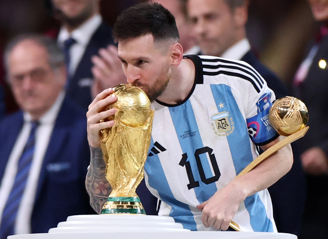 Photo of Messi in Qatar world cup 2022 trophy win.