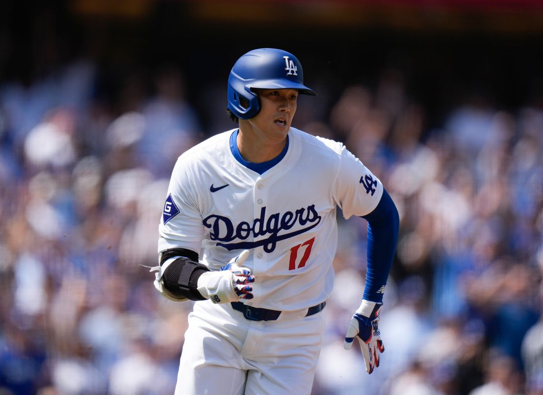 Photo of Ohtani shining in home debut as Dodgers overpower Cardinals 7-1.