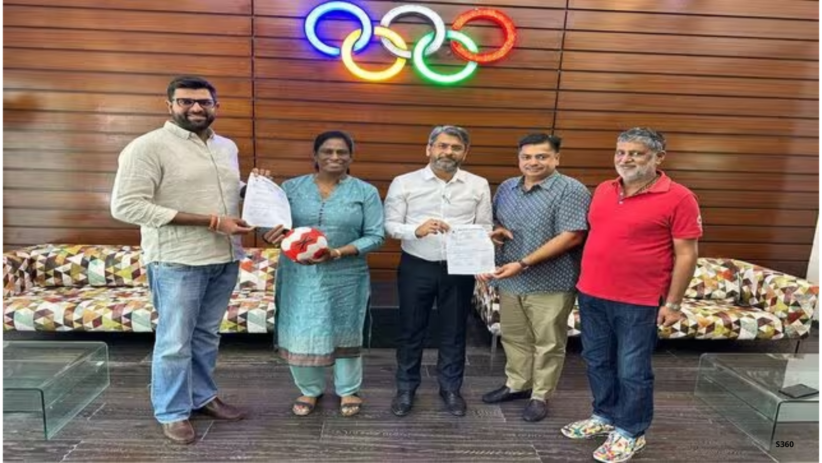 Photo of Handball Association of India along with Indian Olympics Association chief