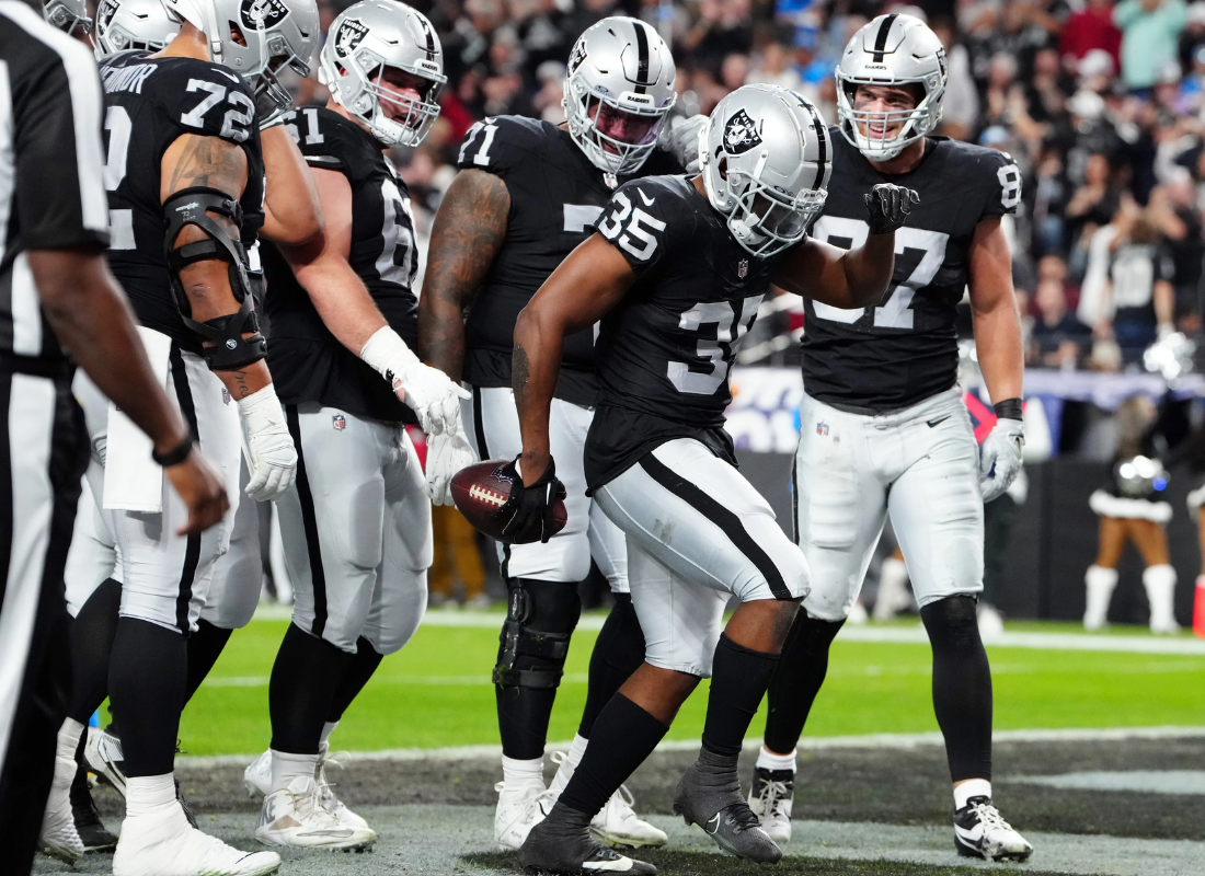 Photo of Raiders in the match against Los Angeles Chargers.