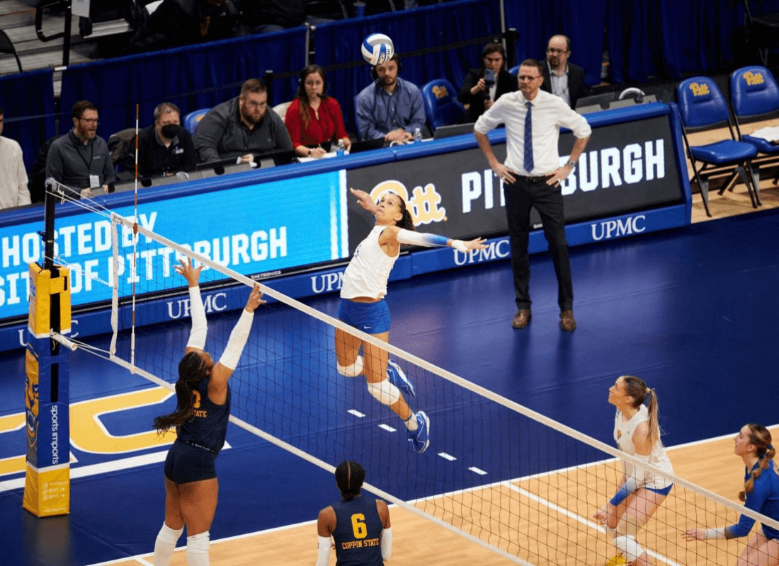 Photo of usc women volleyball team against Pitt.